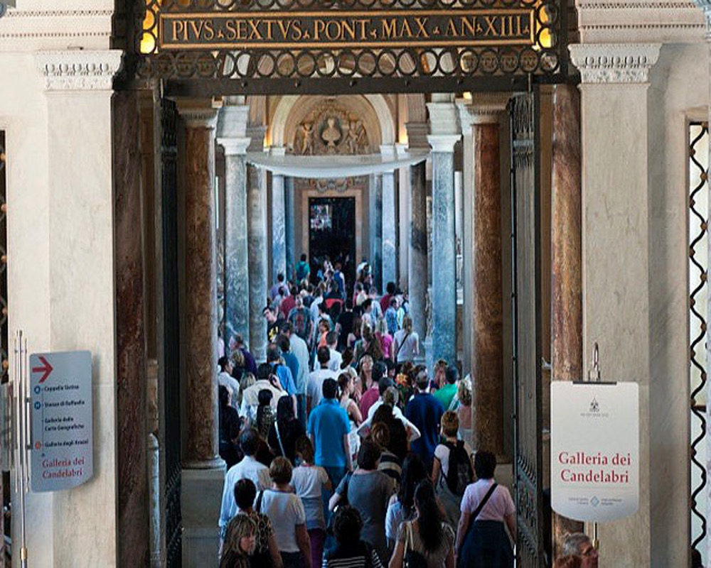 Les touristes musées du Vatican, à Rome.