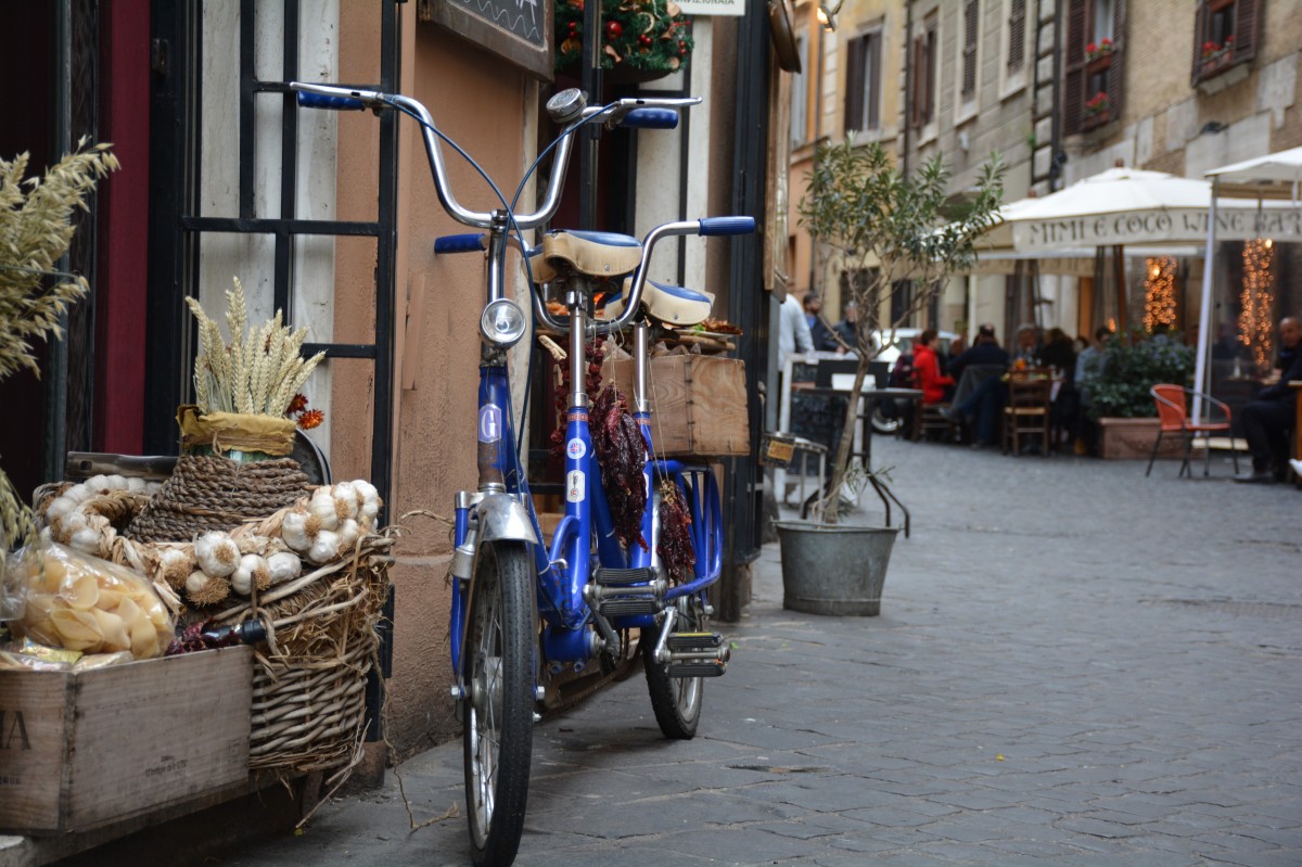 à vélo tandem dans les rues de Rome