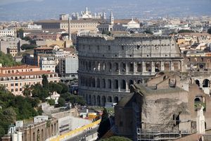 Le Colisée et les collines de Rome