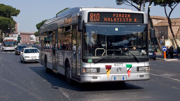bus dans une rue de Rome