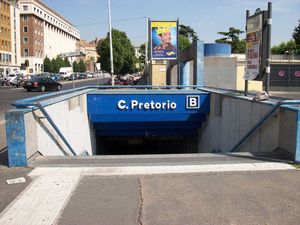 bouche de métro à Rome