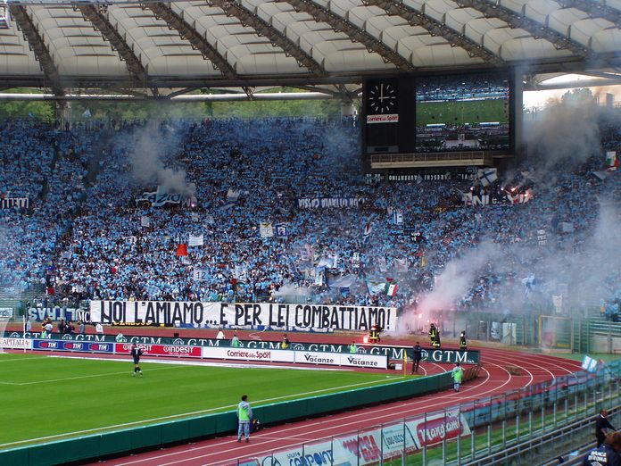 Les tifosi de la Lazio dans le virage nord.