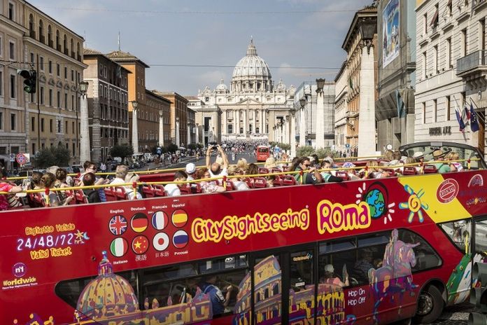 Un bus touristique à Rome.