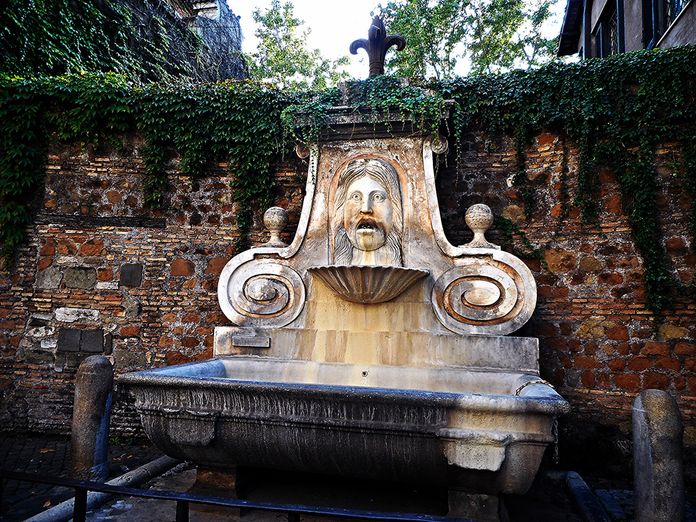 fontaine de mascherone via giulia rome